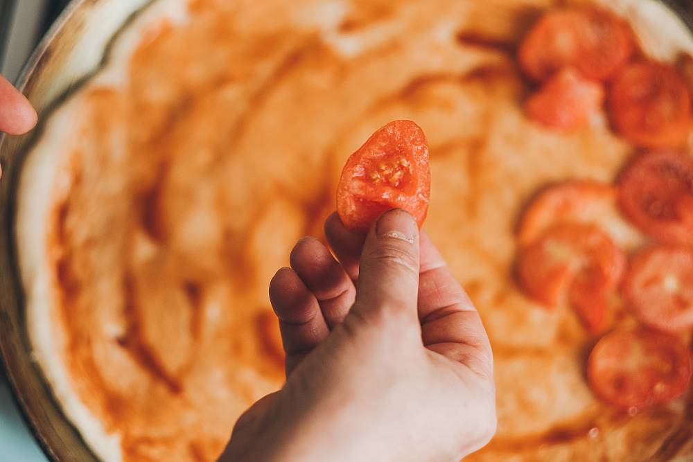 Przepis na pizzę z pomidorami: jak zrobić przepyszną, domową pizzę w domu